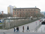 25198 Tourists at Berlin wall.jpg